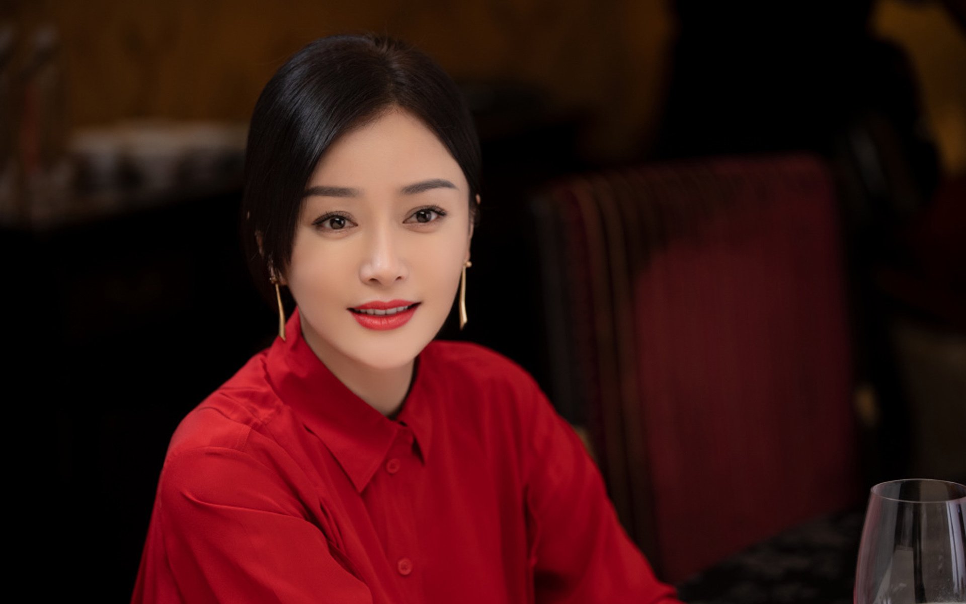 东西方球队硬碰硬，赛场氛围愈加紧张，东西方对决