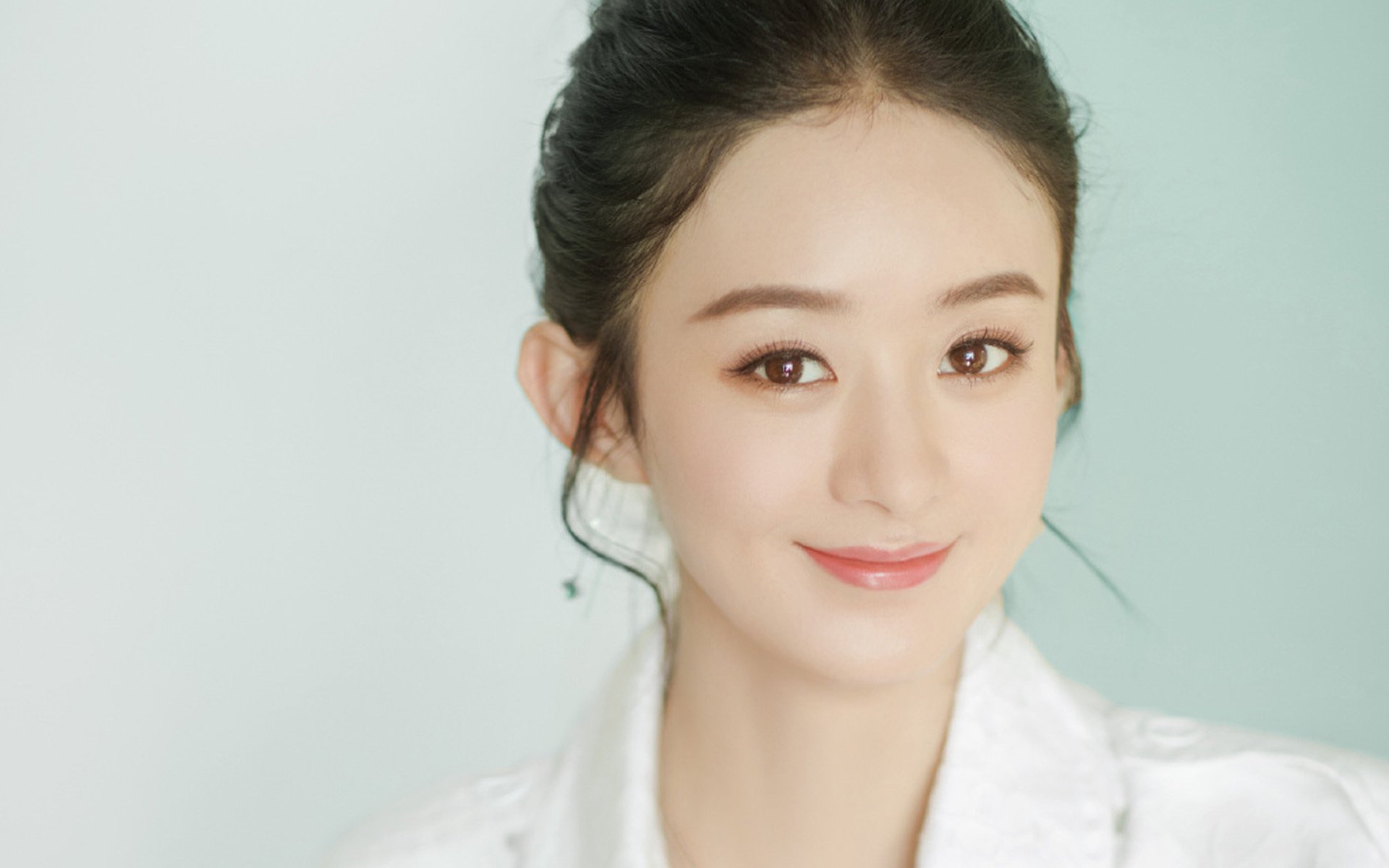 “高新体育中心:羽毛球选手演绎极限技巧与团队协作”