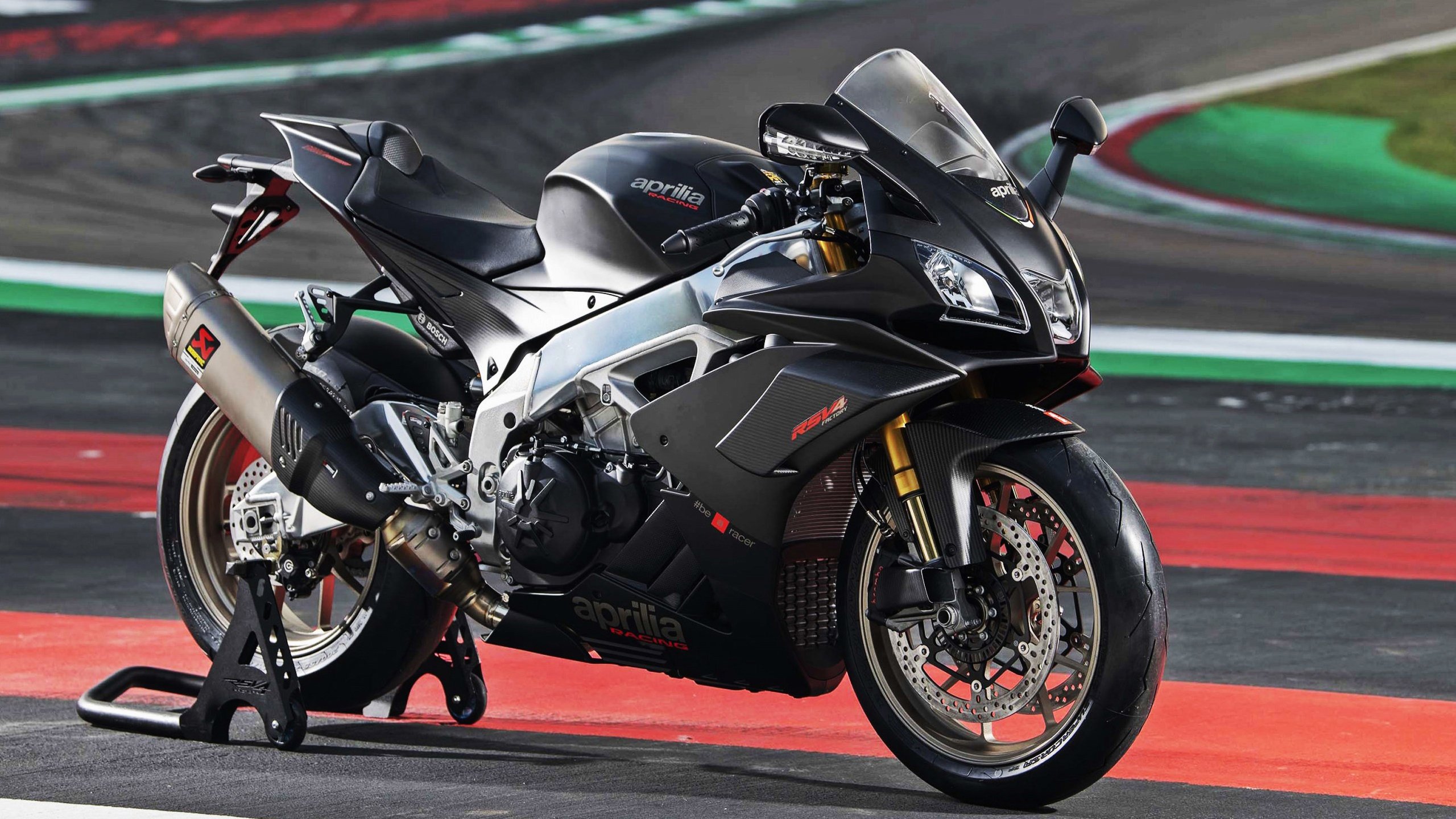 英国男子4×200米自由泳接力决赛精彩纷呈，4×100米自由泳接力赛